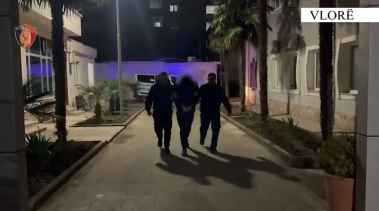 Grabitën tre banesa dhe një automjet, arrestohet 31-vjeçari në Vlorë, në kërkim dy bashkëautorët