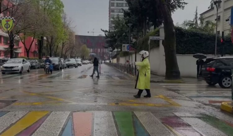 Policia apel drejtuesve të mjeteve: Përqendrohuni në timon, mos drejtoni automjetin me shpejtësi!