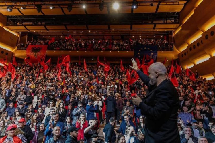 Rama ndan pamjet nga takimi me emigrantët në Athinë: Nga Greqia do na vijë një buqetë e bukur duarsh me numrin 5 më 11 maj!