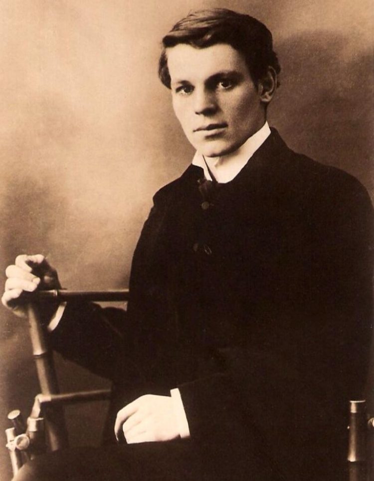 1934/ Bjondja magjepsëse me aftësi të kufizuara në operën e Vjenës, që bëri për vete Aleksandër Moisiun