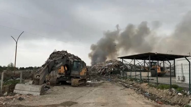 Sërish zjarr në fushën e mbetjeve në Vlorë, flakët janë përhapur me shpejtësi 