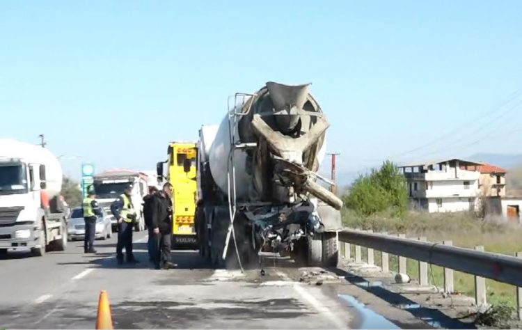 Katër të rinjtë u dogjën brenda mjetit, detaje: Shpejtësia e lartë, shkak i aksidentit 