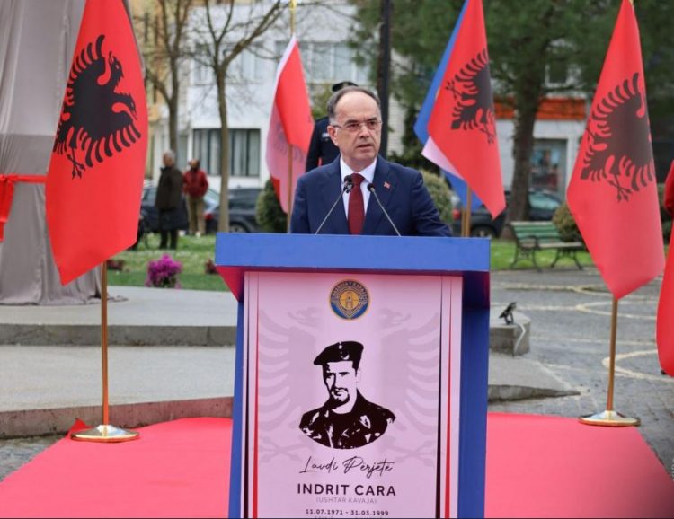 Presidenti Begaj përkujton “Dëshmorin e Kombit” Indrit Cara në Kavajë, në 26-vjetorin e rënies në luftën e Kosovës 