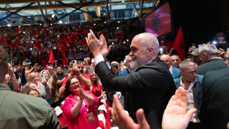 Kryeministri Rama takim sot me shqiptarët e Athinës