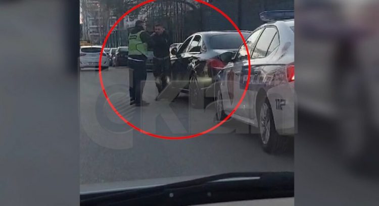 Tiranë/ Efektivi i Policisë Rrugore përplaset fizikisht me qytetarin