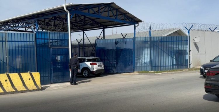 Pas vizitës dy ditore, ish-presidenti Hashim Thaçi niset për në Hagë