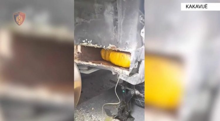 Policia i gjen pakot në makinë, kapen 60 kg drogë në Kakavijë