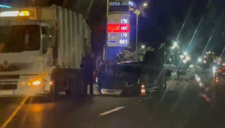 Aksident i frikshëm në Elbasan, makina përplaset me kamionin e plehrave gjatë tentativës për parakalim