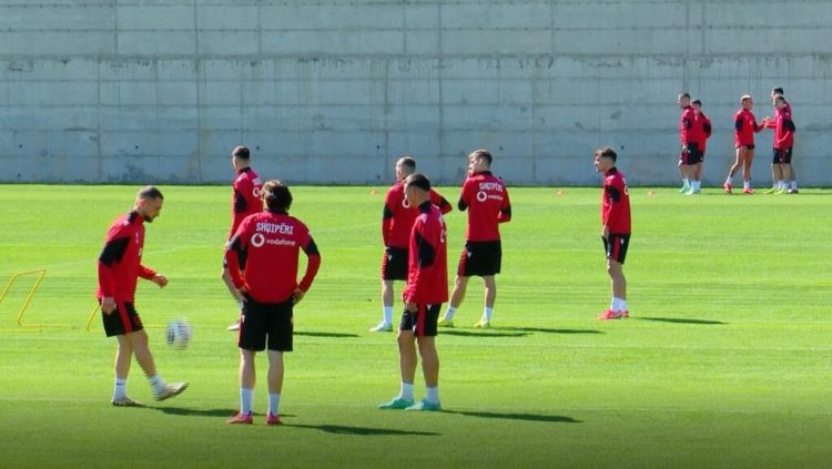 Kombëtarja kuqezi mbërrin në Londër