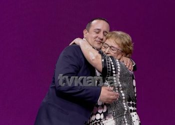 Ndarja e vështirë, Mihali i kërkon bekimin nënës 