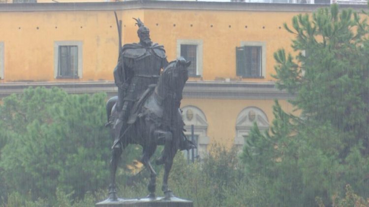 Vendi përfshihet nga reshjet e shiut, sinoptikanët: Ja si do të ndryshojnë temperaturat