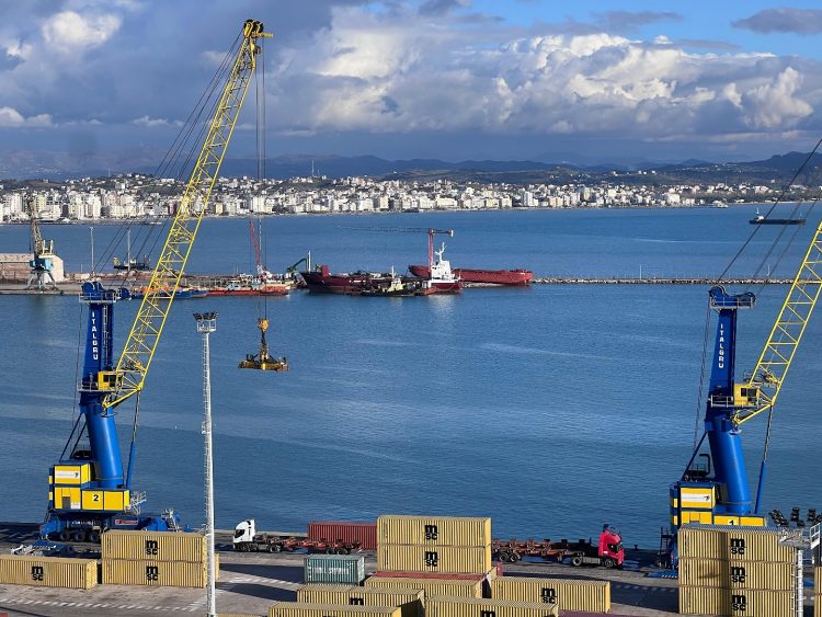 Përkeqësohet moti gjatë fundjavës në vend/ Anulohet linja Vlorë-Brindisi-Vlorë dhe dalja në det e mjeteve të vogla