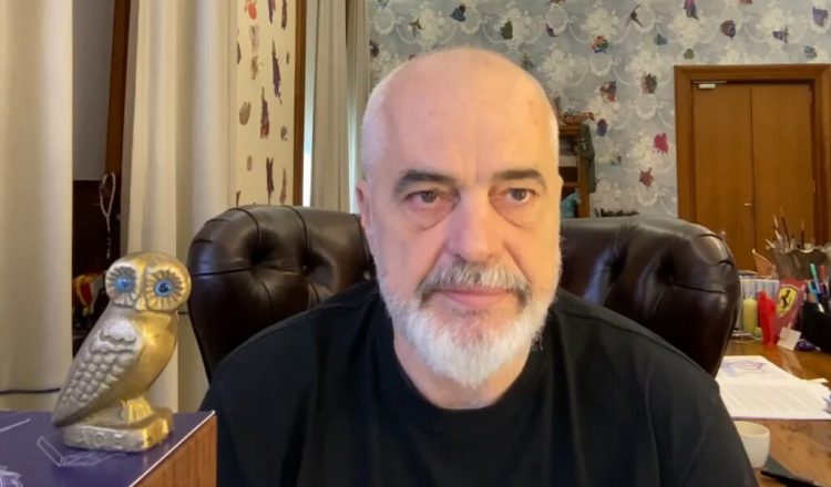 “Të ngeli ora te pasaporta e BE! Kanë ngelur vetëm djemtë e babit në Shqipëri”, Rama i përgjigjet komentuesit: Nuk do na ikë ky shans 