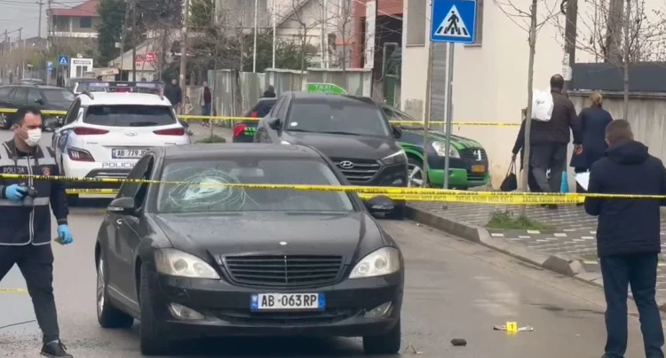 “I prenë rrugën dhe e goditën”, policia shpall në kërkim 2 autorët e plagosjes në Kamzë