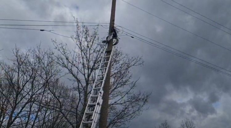 Dibër/ Do rregullonte defektin e internetit, 31-vjeçari humb jetën pasi bie në kontakt me rrymën elektrike