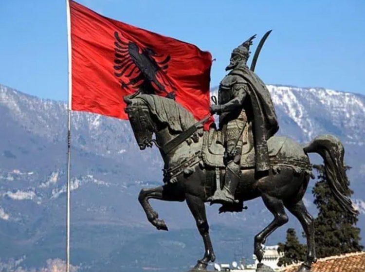Mbulimi i monumentit të Skënderbeut në shesh, Rama: Po bëhen mallkime për tradhti kombëtare, por ja çfarë po ndodh