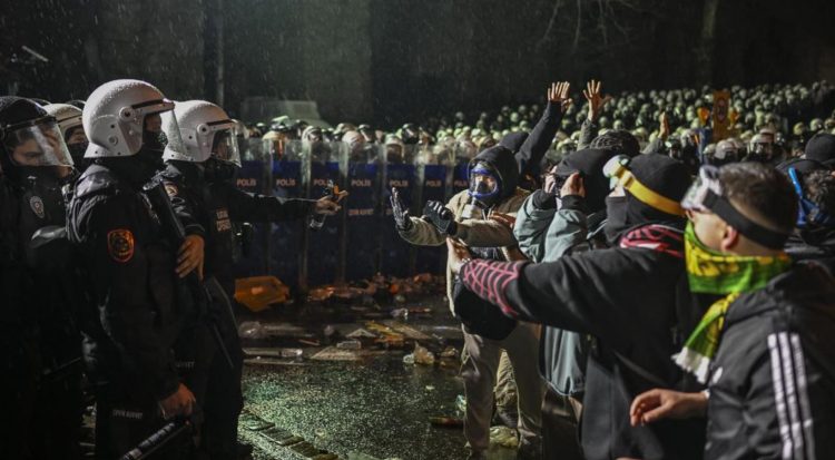 Burgosja e politikanit opozitar në Turqi, më shumë se 1.100 arrestime