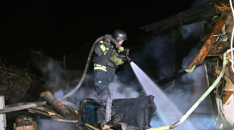 Ukraina e akuzon Rusinë për “krim lufte” pas sulmit në spital ushtarak