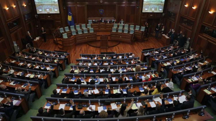 “Kurti po fiton kohë”/ Opozita akuzon kryeministrin se kërkon të pengojë konstituimin e Kuvendit