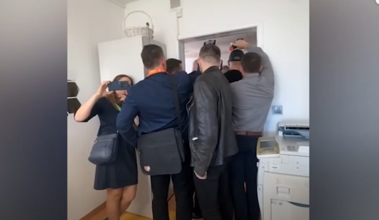 Video/ Deputeti polak futet në spital me 10 persona, “mban peng” mjeken që kishte kryer një abort