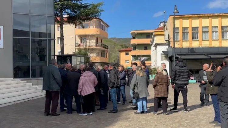 “U dëmtua sapo përfundoi ndërtimi”, banorët protestojnë për rrugën në Mirditë