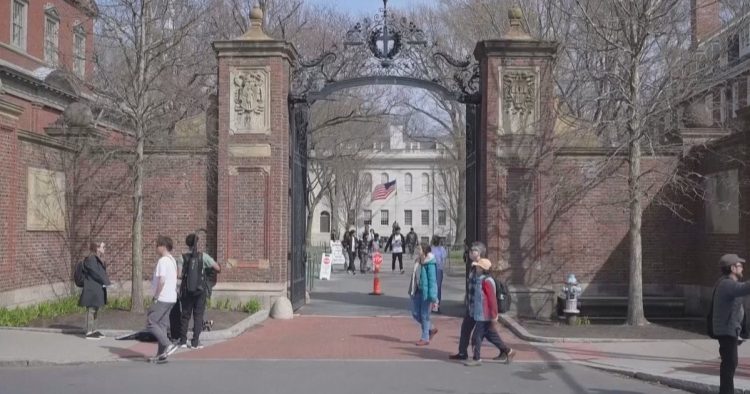 Universiteti i Harvardit padit qeverinë amerikane