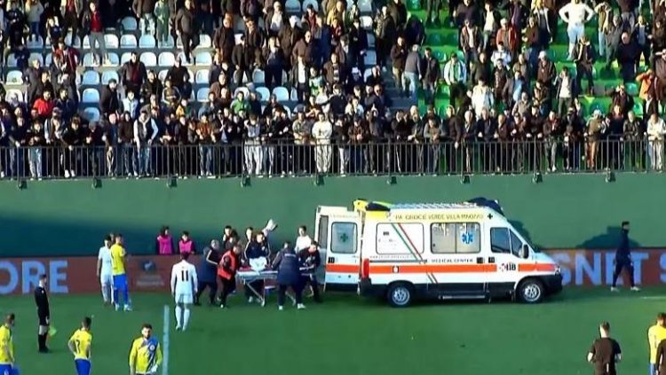 Panik në stadiumin e Rrogozhinës, një tifoz bie nga lartësia e Tribunës gjatë ndeshjes Egnatia-AF Elbasani