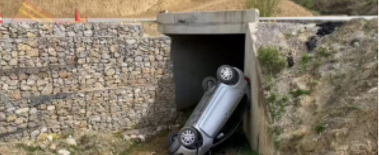 Aksident në aksin “Pogradec-Korçë”/ Makina del nga rruga, përfundojnë në spital nënë e bijë