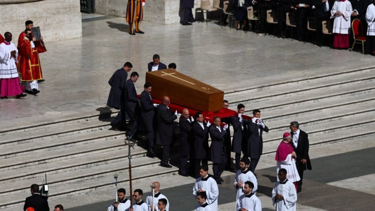 Përfundon mesha mortore për Papa Françeskun, arkëmorti niset drejt Romës
