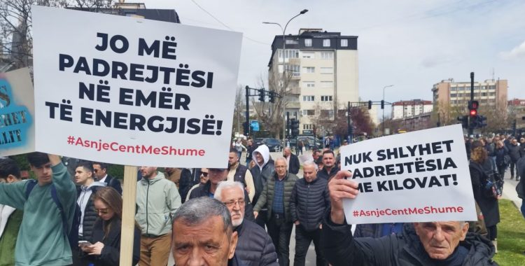 Qytetarët protestojnë në Prishtinë kundër vendimit të ZRRE-së për shtrenjtimin e rrymës