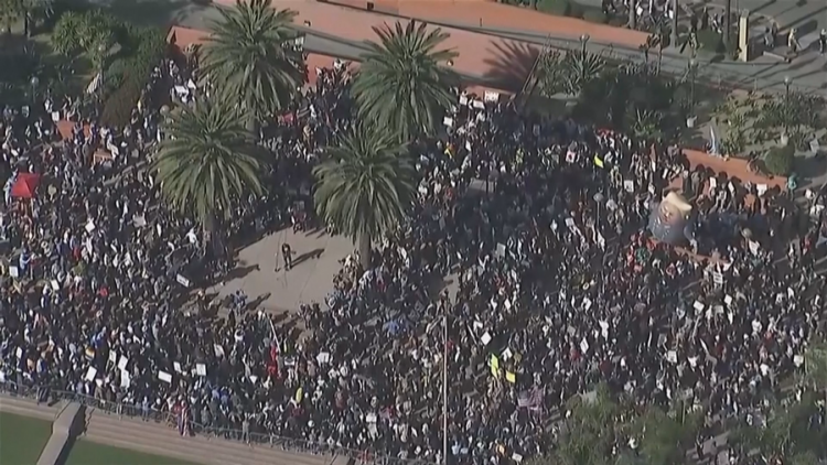 “Mbaji duart larg demokracisë”, amerikanët protestojnë kundër Trump dhe Musk