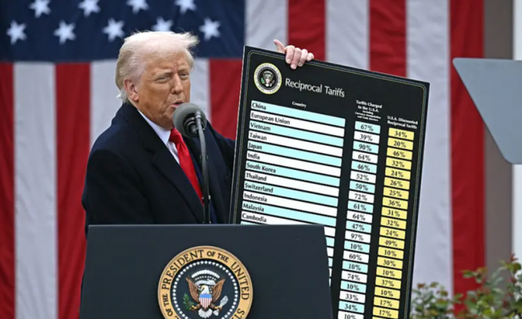 Disa ditë më parë i përjashtoi, Trump kërcënon me tarifa të reja për telefonat inteligjentë