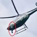 VIDEO/ Piloti nuk e lejoi në bord, i riu qëndron i varur për qindra metra në helikopter