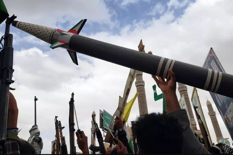 Rebelët Huthi i kundërpërgjigjen SHBA-së, sulmojnë me raketa Izraelin dhe dy aeroplanmbajtëse amerikane