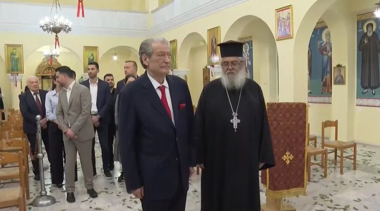 Sali Berisha vizitë në Kishën Ortodokse të Kavajës, ja dy premtimet për komunitetet fetare