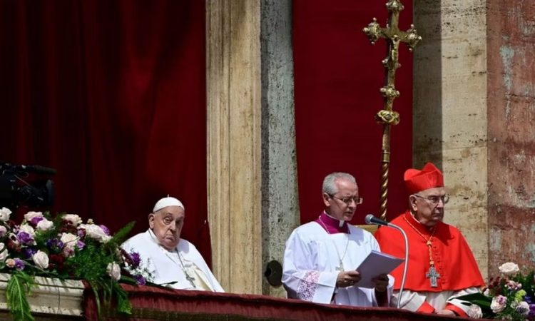 Papa Françesku bën daljen e parë publike që pas shërimit