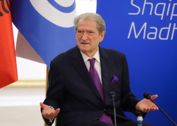 “Rama dhe ministrat e tij po vrasin konkurrencën në turizëm”, Berisha: Grabiti 24 hektarë tokë