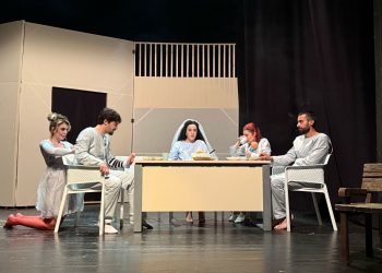 “Në Altar”shfaqja teatrale për shëndetin mendor/Gjonçi:Rrëfehet përpëlitja njerëzore