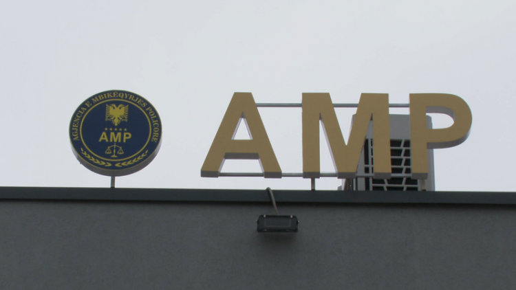 Drejtonte në gjendje të dehur ambulancën, AMP arreston punonjësin e policisë