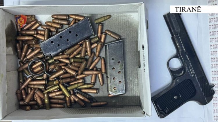 Parandalohet krimi në Kamëz, burri kërcënon gruan me armë zjarri