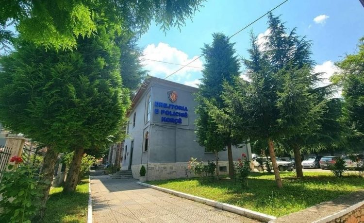 Kërcënonte me thikë bashkëshorten, arrestohet 64-vjeçari në Korçë