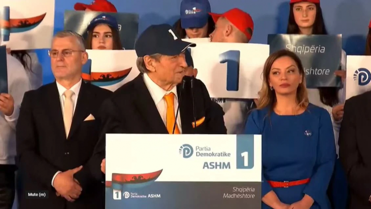 Me kapele në kokë si Trump, Berisha kërkon votën nga Kamza, mesazh Ramës: Atij burracakut dy metra që fshihet, i them se…