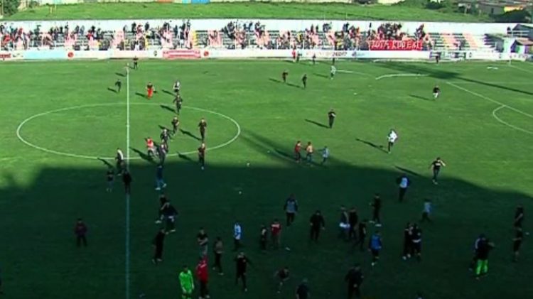 Tifozët e Flamurtarit “pushtojnë” fushën, sulmohet trajneri i Besës