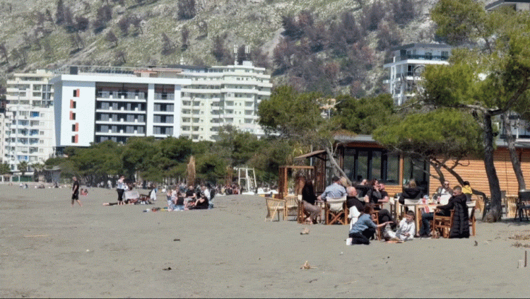 Shëngjini popullohet nga pushuesit/ Dhjetëra qytetarë zgjedhin të kalojnë fundjavën në bregdet