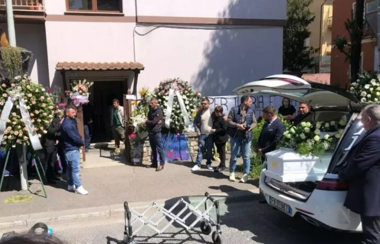 “Ku je mbyllur o shpirti i mamit”/ Nëna e 22-vjeçares shqiptare shpërthen në lot, përcillet për në banesën e fundit Ilaria Sula