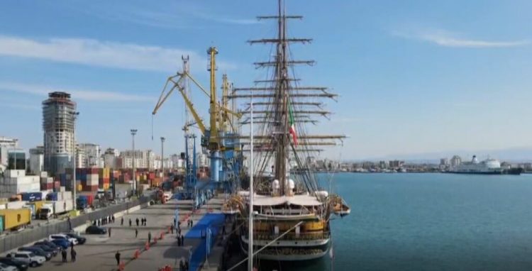 Mbërrijnë në Portin e Durrësit 3 anije italiane