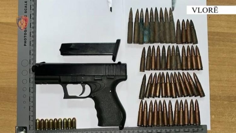 Iu gjet pistoletë dhe fishekë kallashnikovi, arrestohet 34-vjeçari në Vlorë