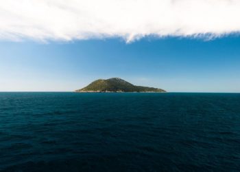 Media britanike “Express”: Ishulli i Sazanit, një parajsë për adhuruesit e natyrës