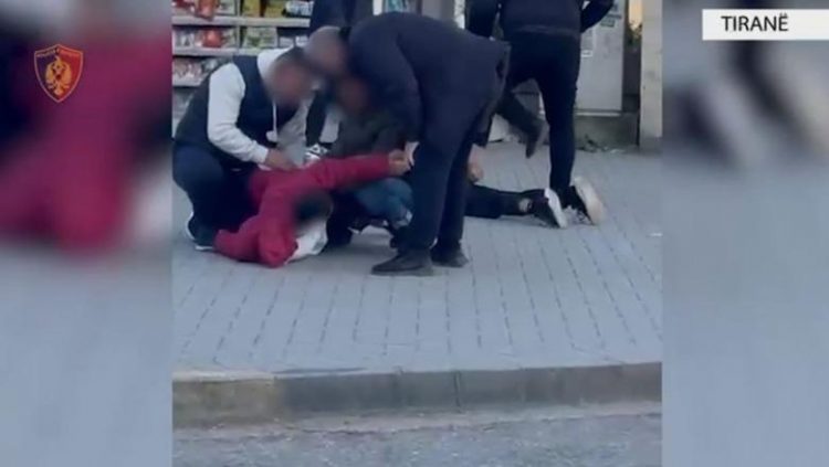 Do shiste pistoletën në Tiranë/ Arrestohet 21-vjeçari, në pranga edhe shoku i tij për moskallëzim krimi