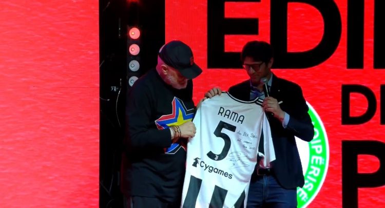 Rama nis takimet me shqiptarët në Milano, kryeministrit i dhurojnë fanellën e Juventuesit me numrin 5